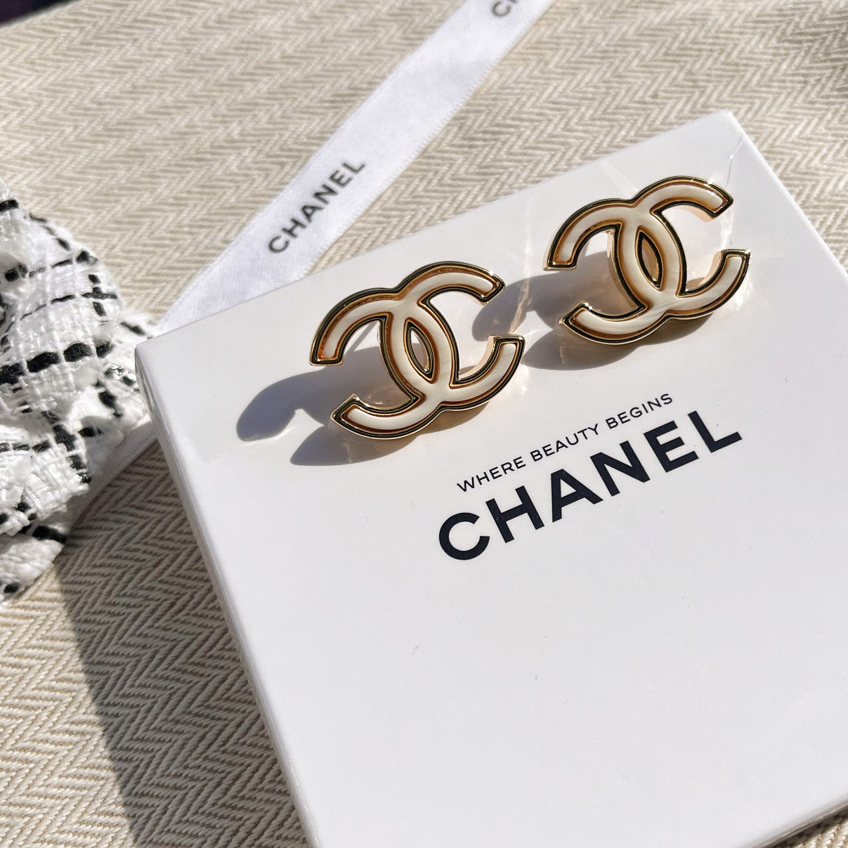 Boucles d'oreilles blanches élégantes et stylées