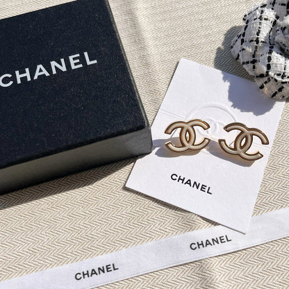 Boucles d'oreilles blanches élégantes et stylées