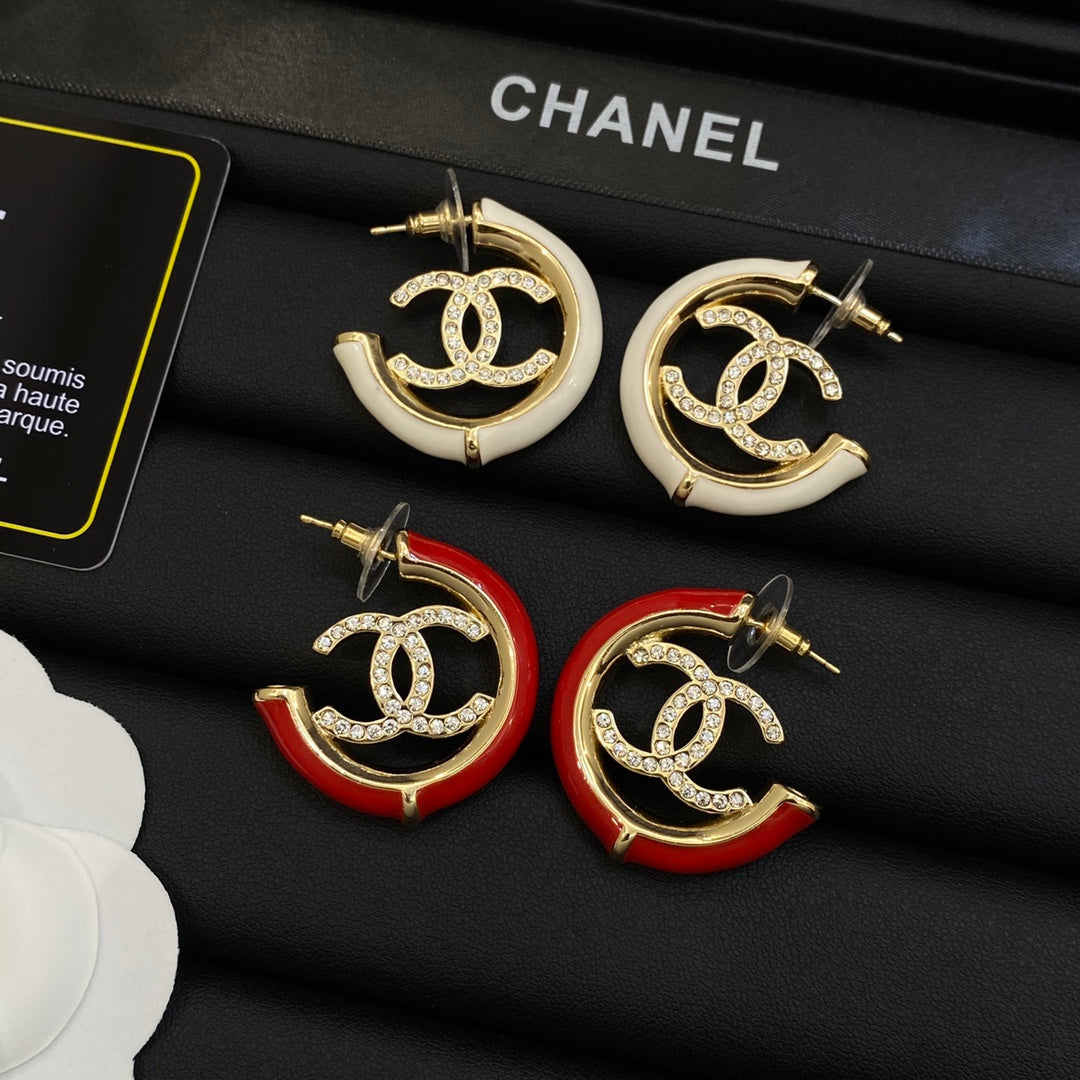 Boucles d'oreilles créoles demi-cercles en émail blanc