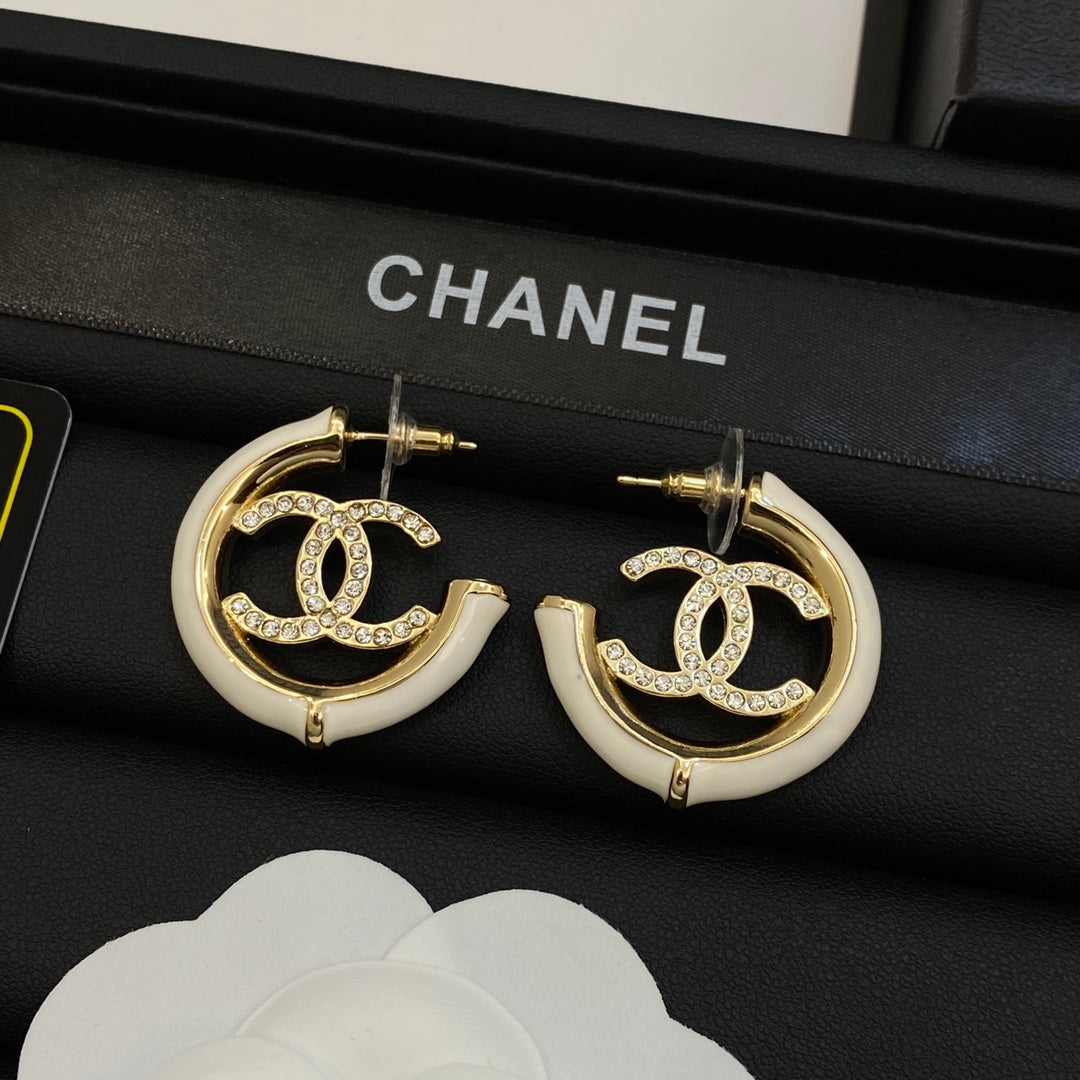 Boucles d'oreilles créoles demi-cercles en émail blanc