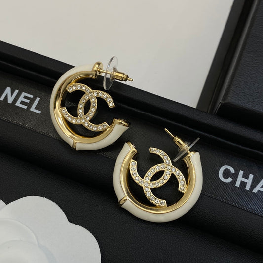 Boucles d'oreilles créoles demi-cercles en émail blanc
