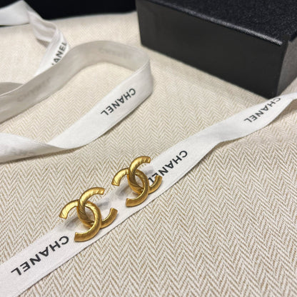 Pendientes Elegantes con Logotipo Dorado