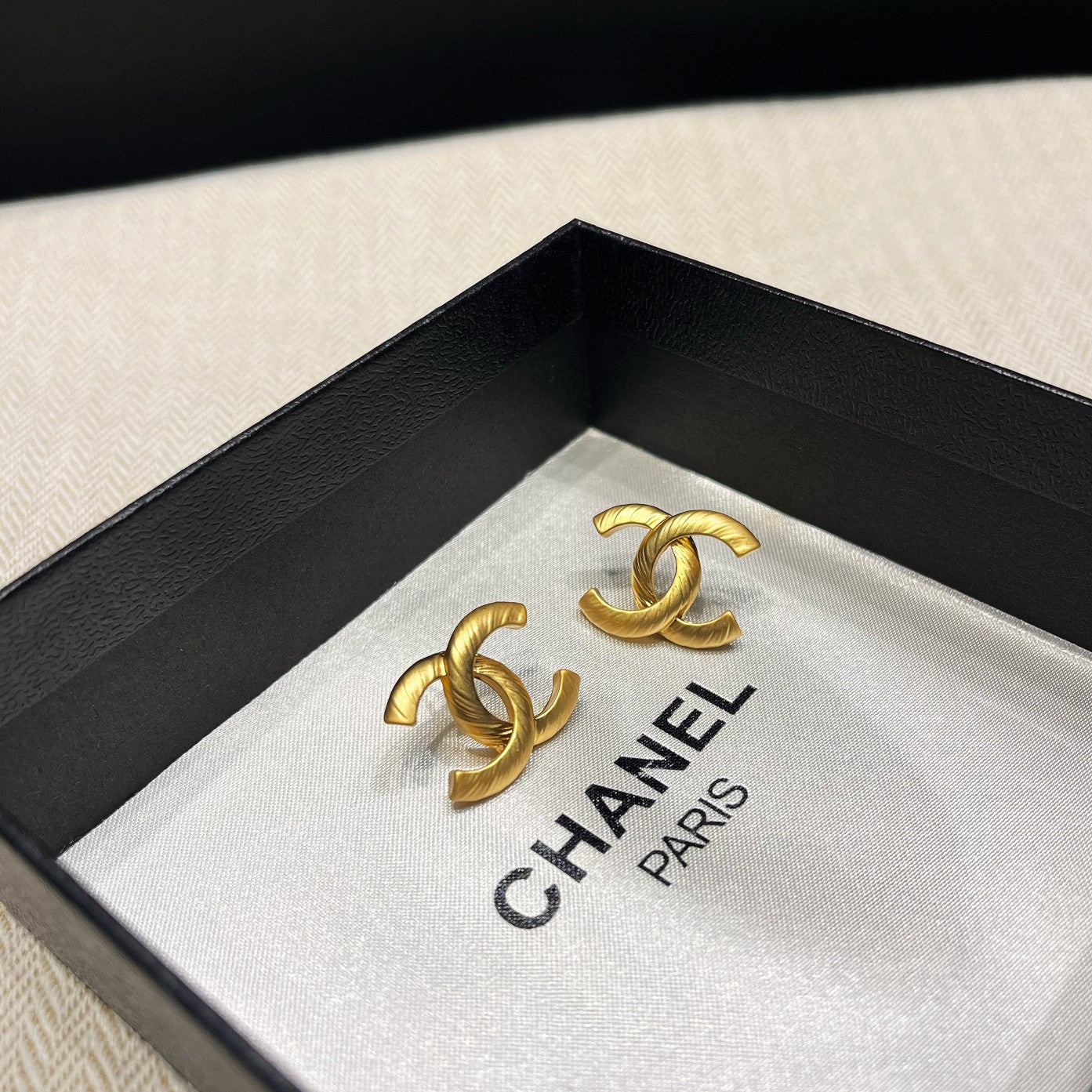 Pendientes Elegantes con Logotipo Dorado