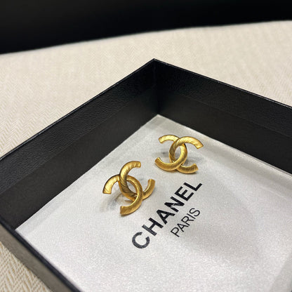Pendientes Elegantes con Logotipo Dorado