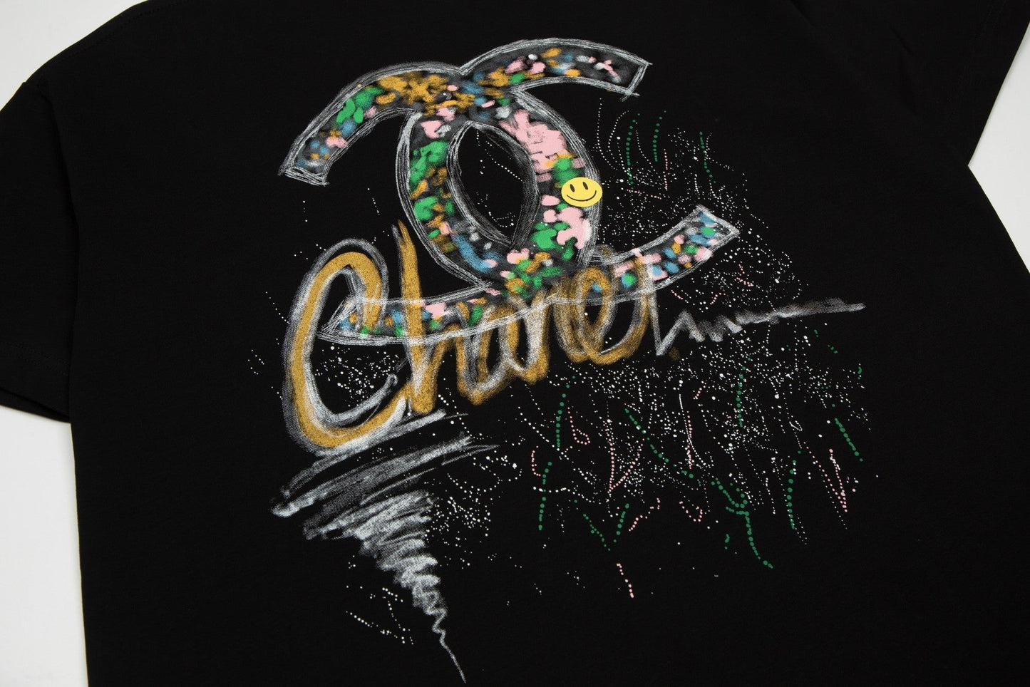 T-shirt peint à la main et graffé