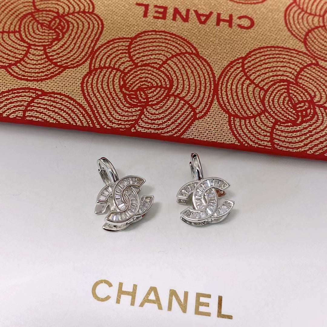 Boucles d'oreilles tendance avec logo en strass