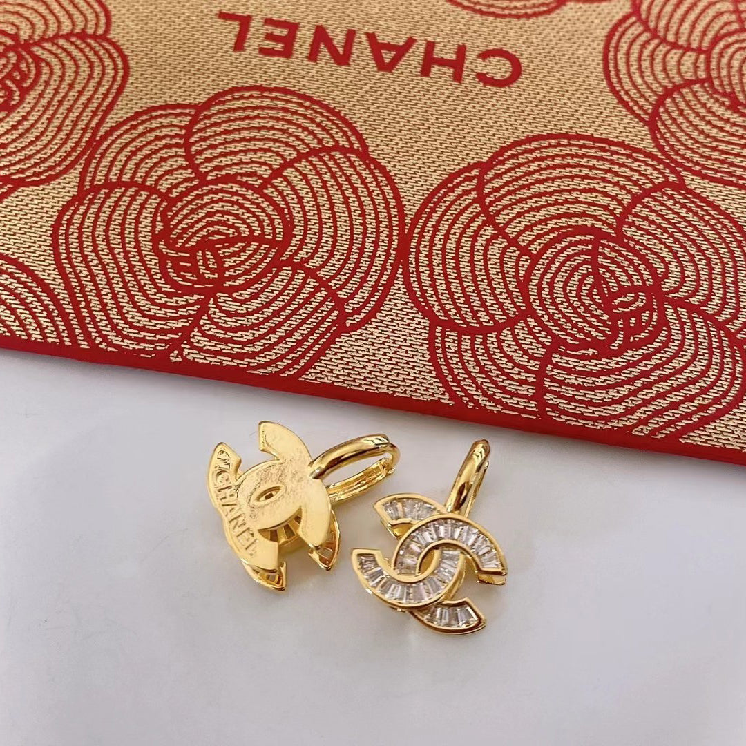 Boucles d'oreilles tendance avec logo en strass