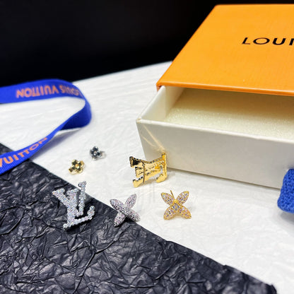 Aretes Asimétricos con Logotipo Floral y Estrás