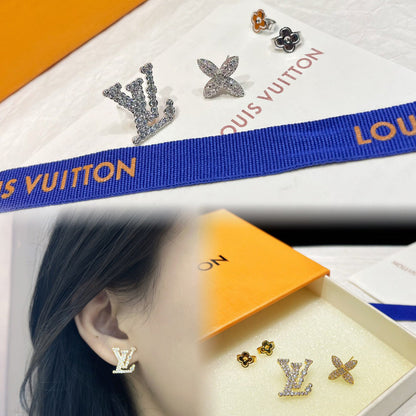 Aretes Asimétricos con Logotipo Floral y Estrás