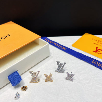 Aretes Asimétricos con Logotipo Floral y Estrás