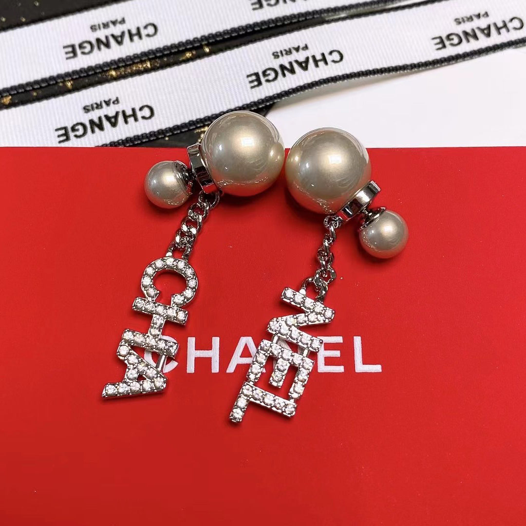 Pendientes de Perlas con Dije de Letras de Diamantes de Imitación