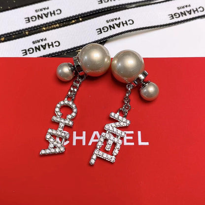 Pendientes de Perlas con Dije de Letras de Diamantes de Imitación