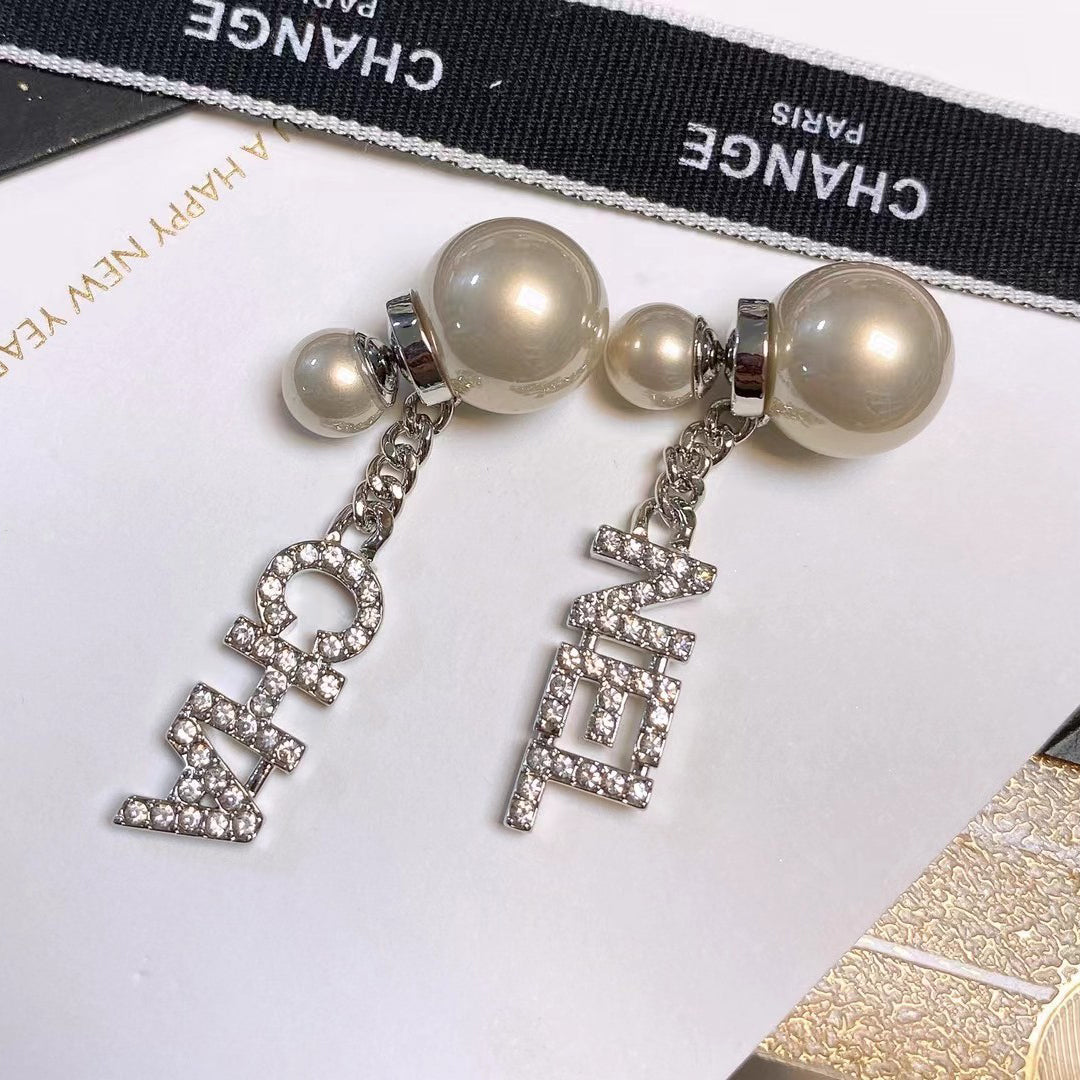 Pendientes de Perlas con Dije de Letras de Diamantes de Imitación