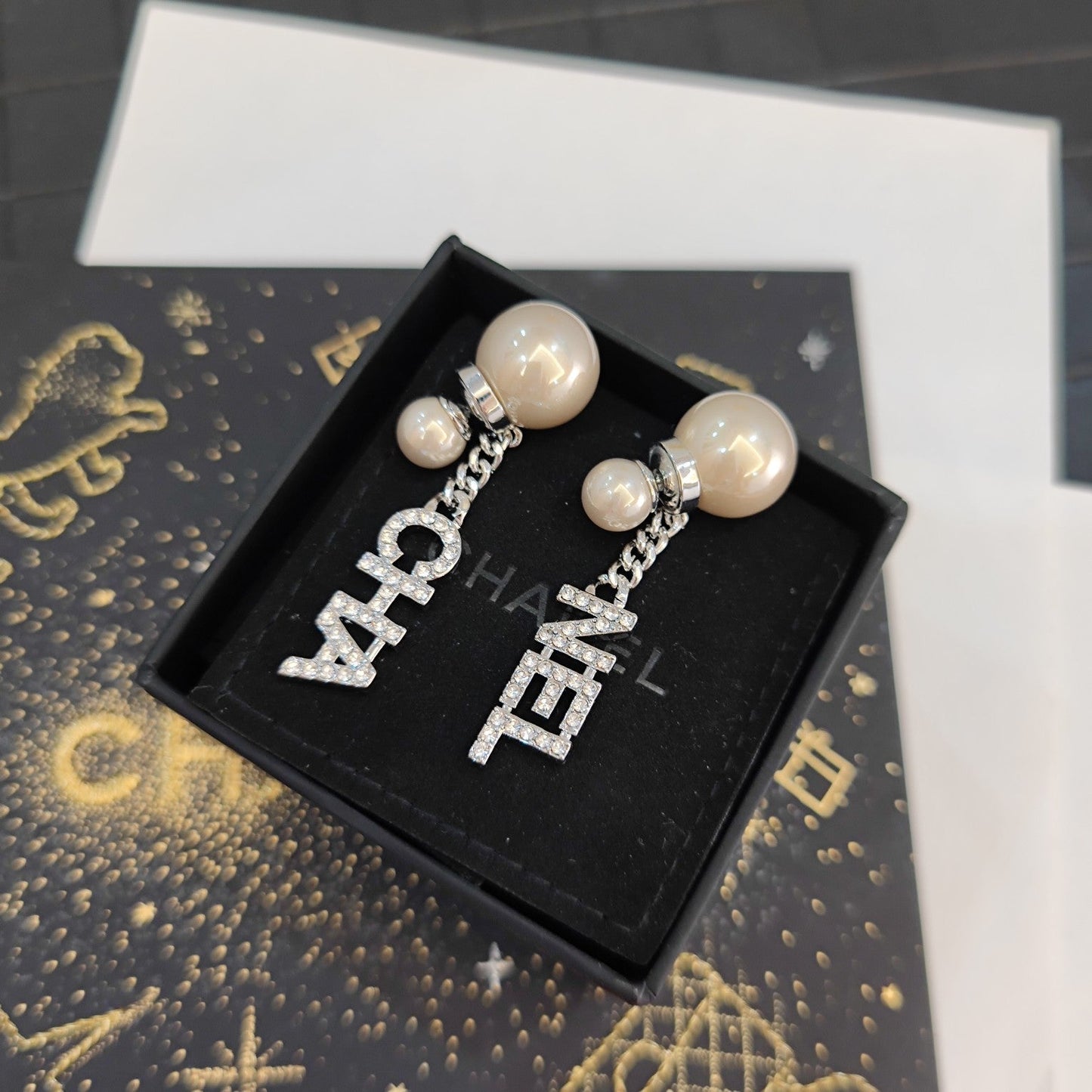 Pendientes de Perlas con Dije de Letras de Diamantes de Imitación