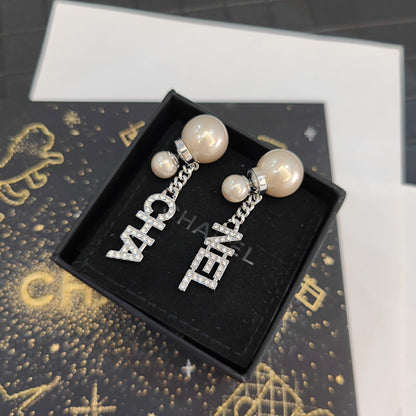 Pendientes de Perlas con Dije de Letras de Diamantes de Imitación