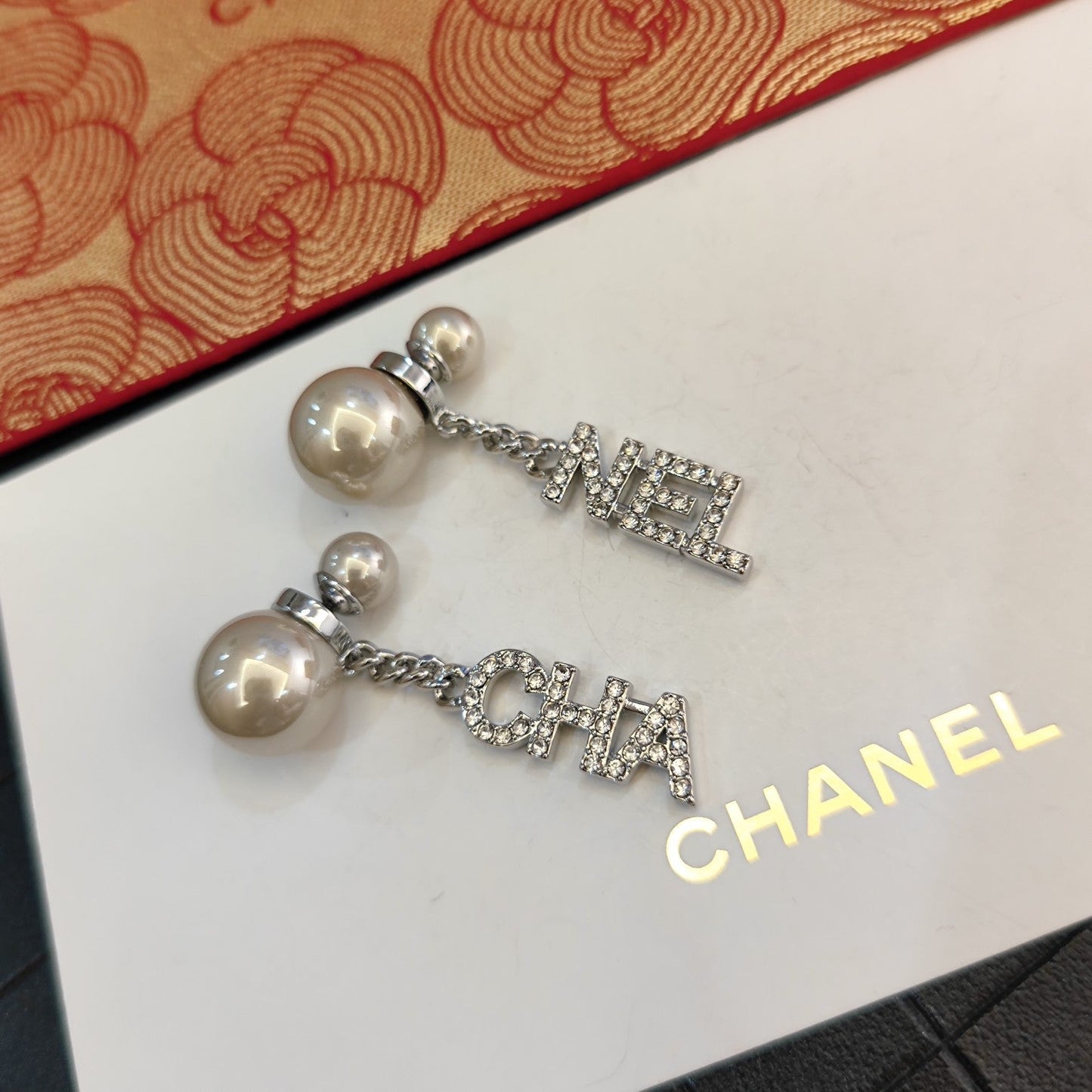 Pendientes de Perlas con Dije de Letras de Diamantes de Imitación