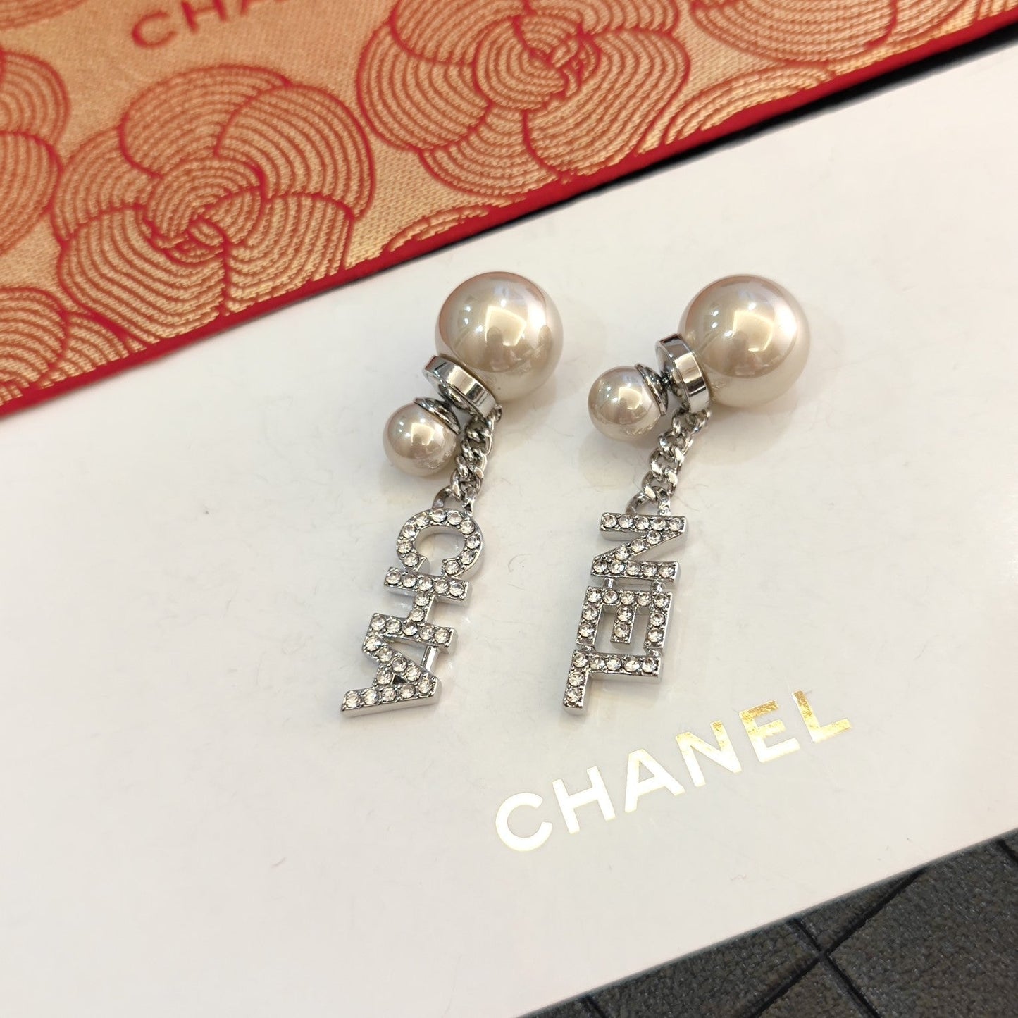 Pendientes de Perlas con Dije de Letras de Diamantes de Imitación