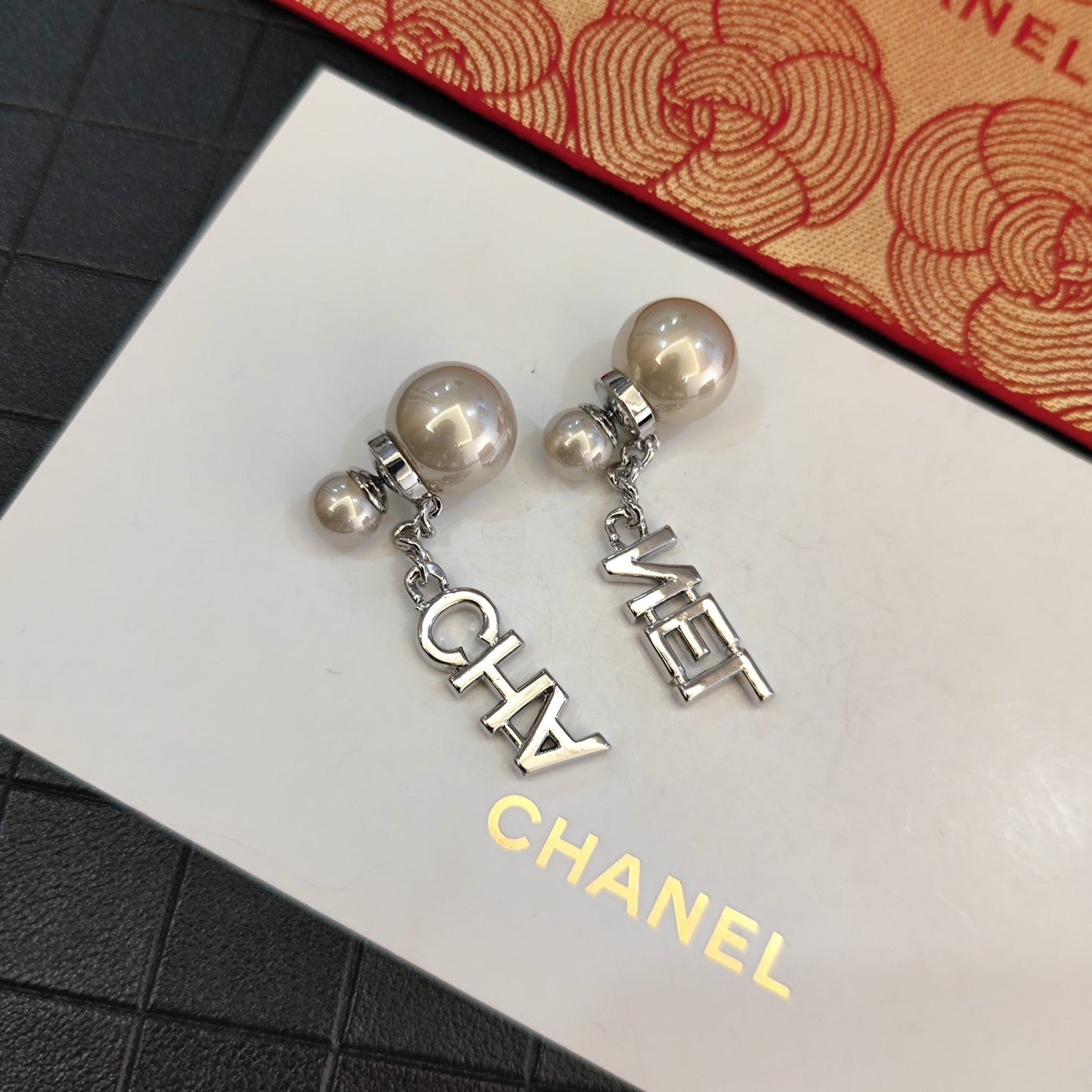Pendientes de Perlas con Dije de Letras de Diamantes de Imitación
