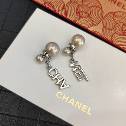 Pendientes de Perlas con Dije de Letras de Diamantes de Imitación