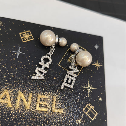 Pendientes de Perlas con Dije de Letras de Diamantes de Imitación
