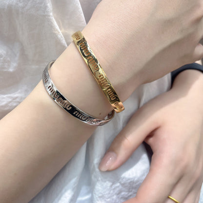 Pulsera abierta de moda
