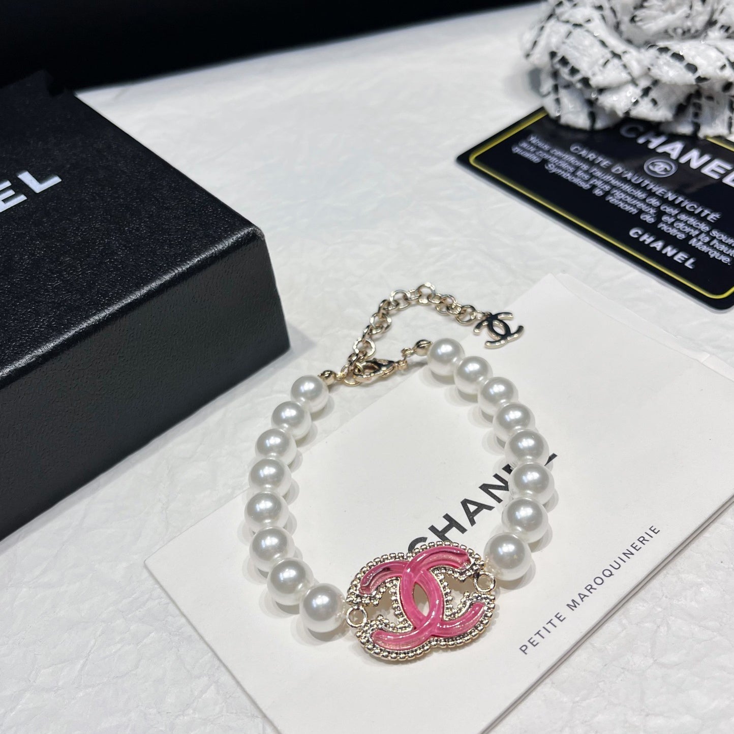Pulsera Perlas Esmalte Rosa Logo