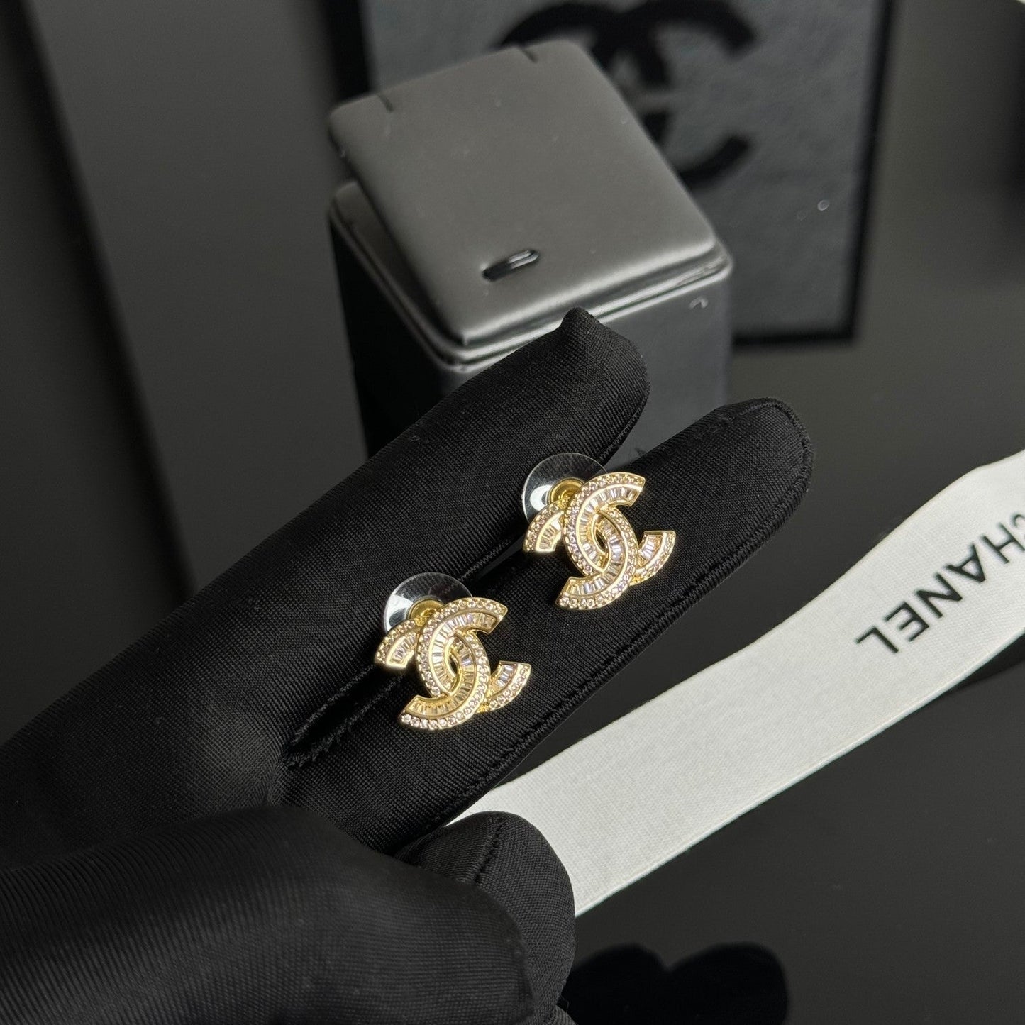 Boucles d'oreilles clous élégantes avec logo et strass