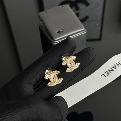 Boucles d'oreilles clous élégantes avec logo et strass