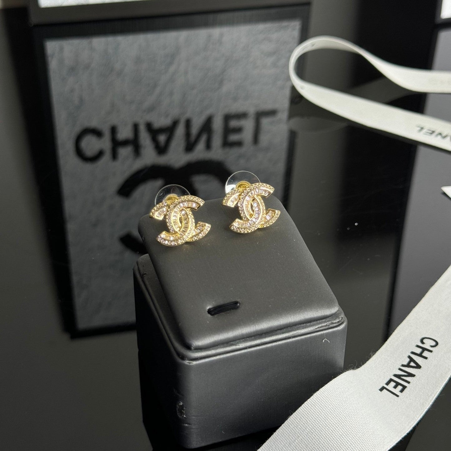 Boucles d'oreilles clous élégantes avec logo et strass