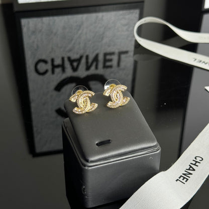 Boucles d'oreilles clous élégantes avec logo et strass