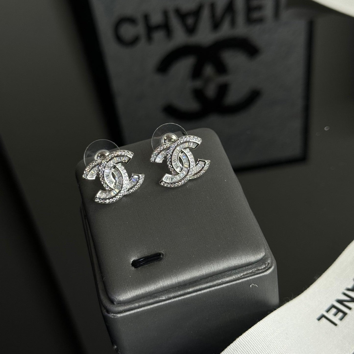 Boucles d'oreilles clous élégantes avec logo et strass