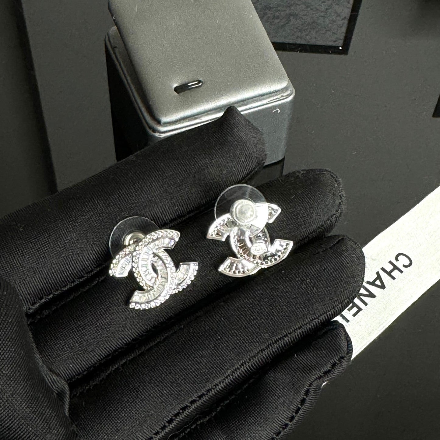 Boucles d'oreilles clous élégantes avec logo et strass