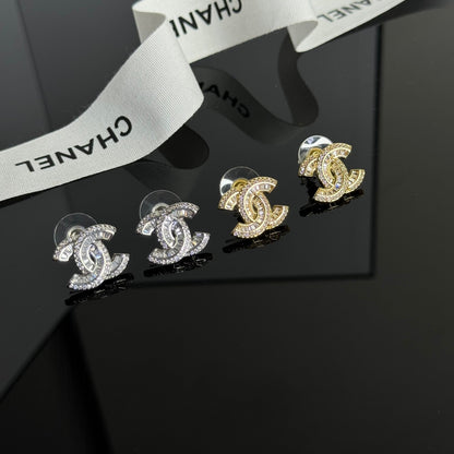 Boucles d'oreilles clous élégantes avec logo et strass