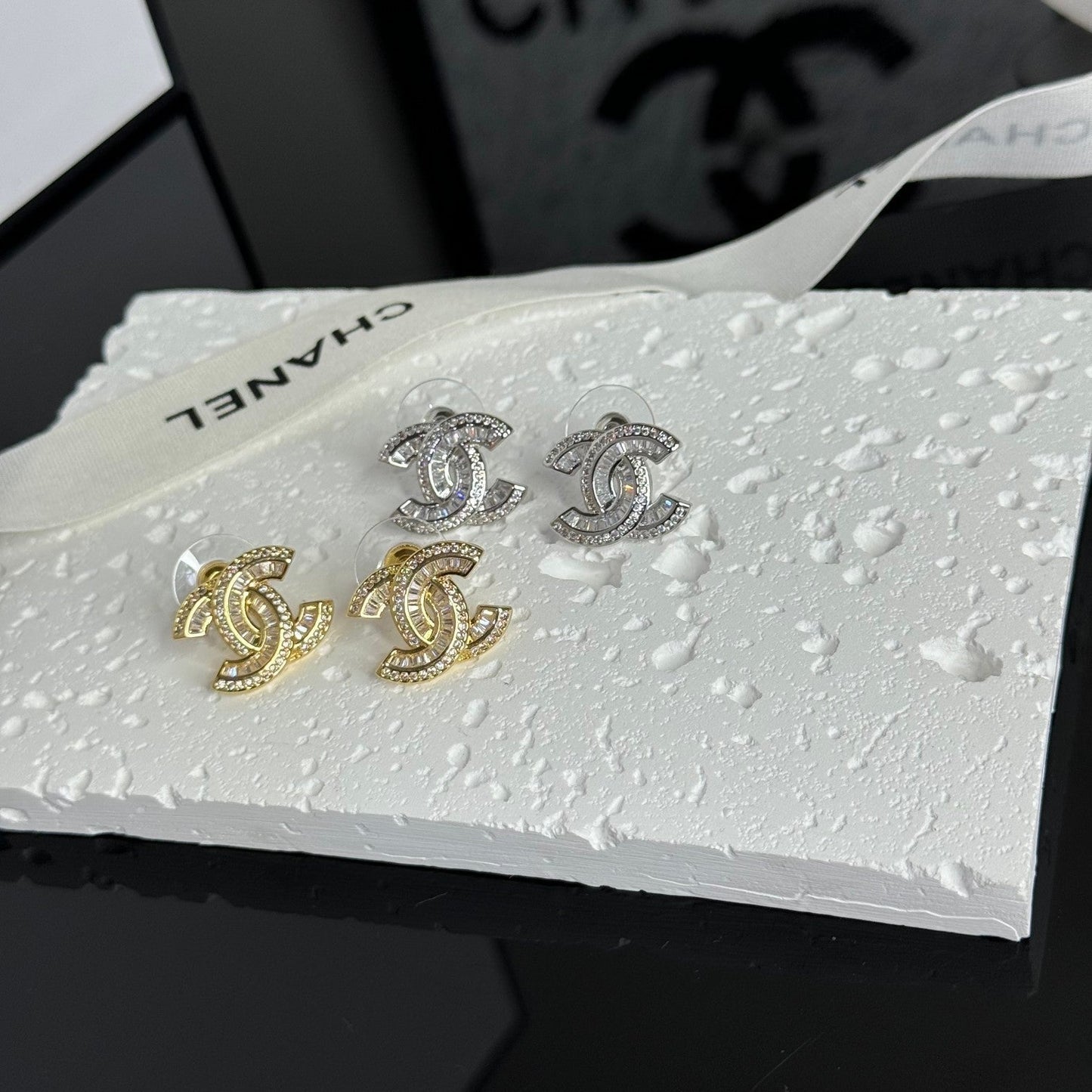 Boucles d'oreilles clous élégantes avec logo et strass