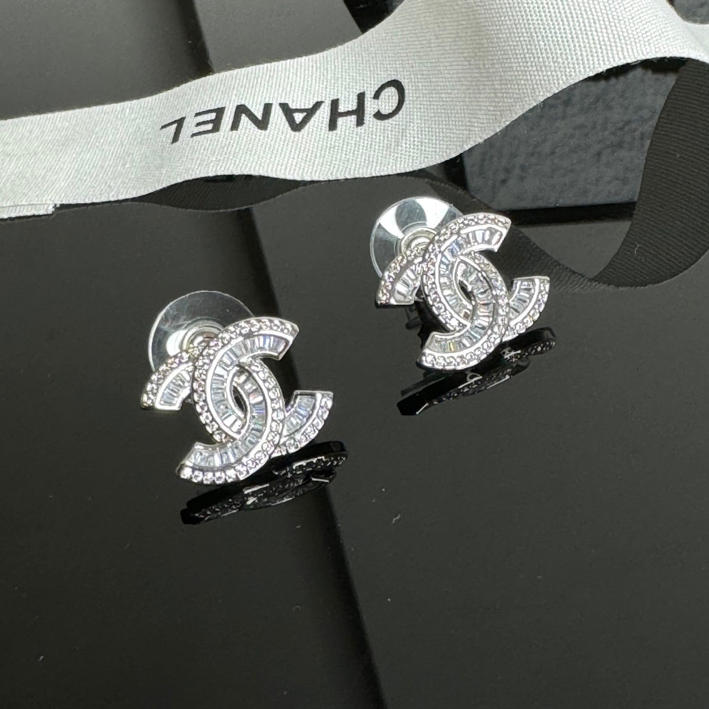 Boucles d'oreilles clous élégantes avec logo et strass