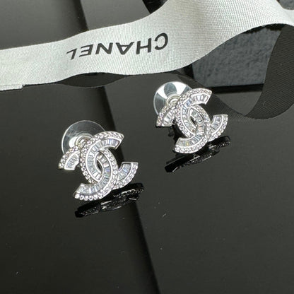 Boucles d'oreilles clous élégantes avec logo et strass