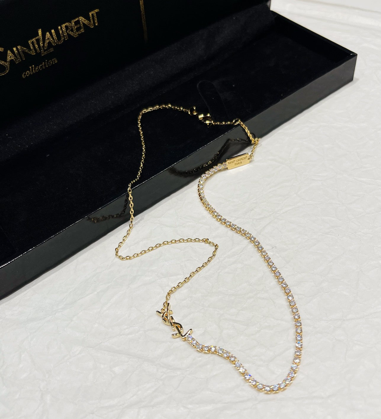 Collier mode avec logo en strass