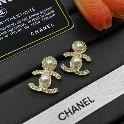 Pendientes de moda con perlas