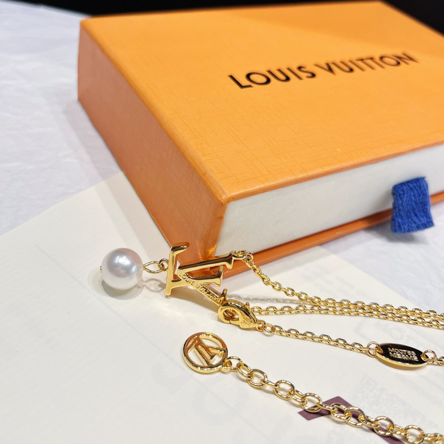 Parure de bijoux en perles avec logo iconique