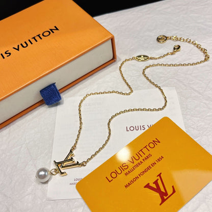 Parure de bijoux en perles avec logo iconique
