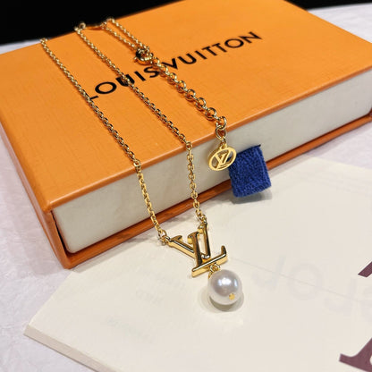 Parure de bijoux en perles avec logo iconique