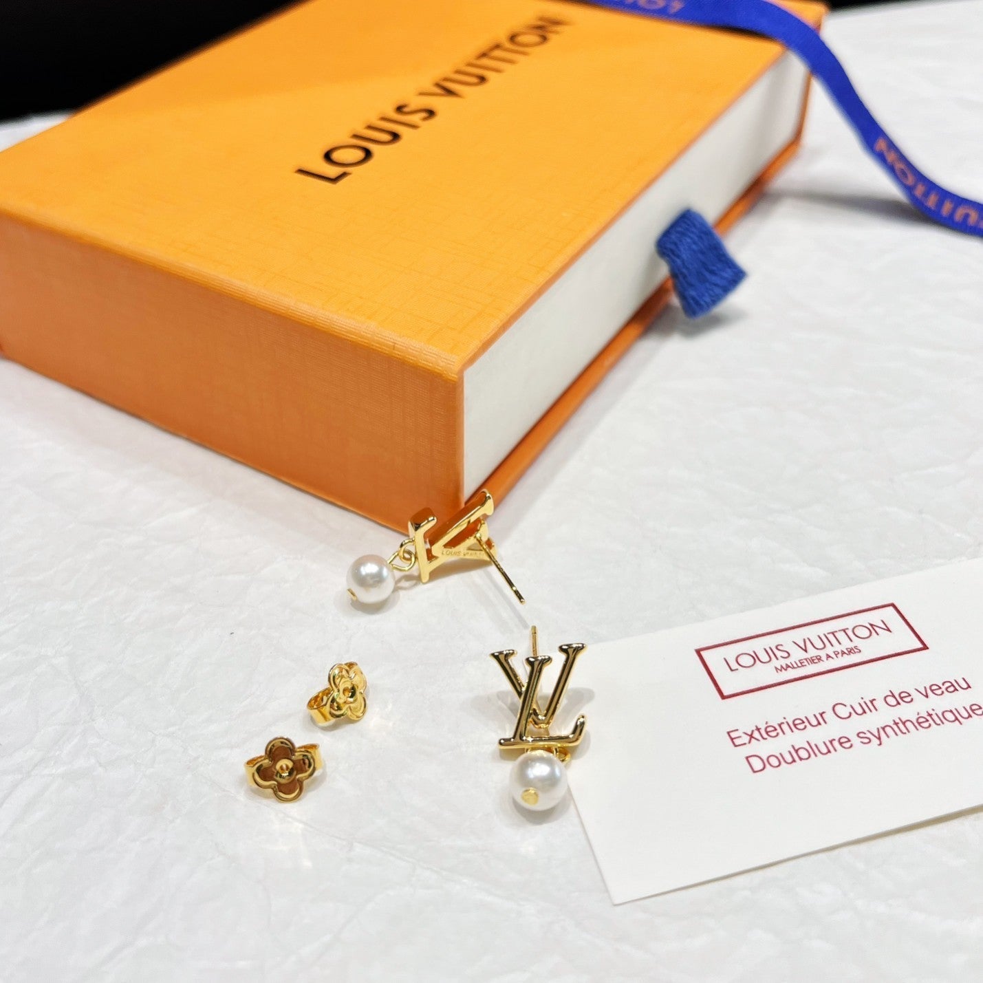 Parure de bijoux en perles avec logo iconique