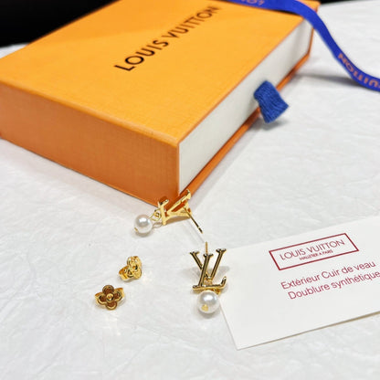 Parure de bijoux en perles avec logo iconique