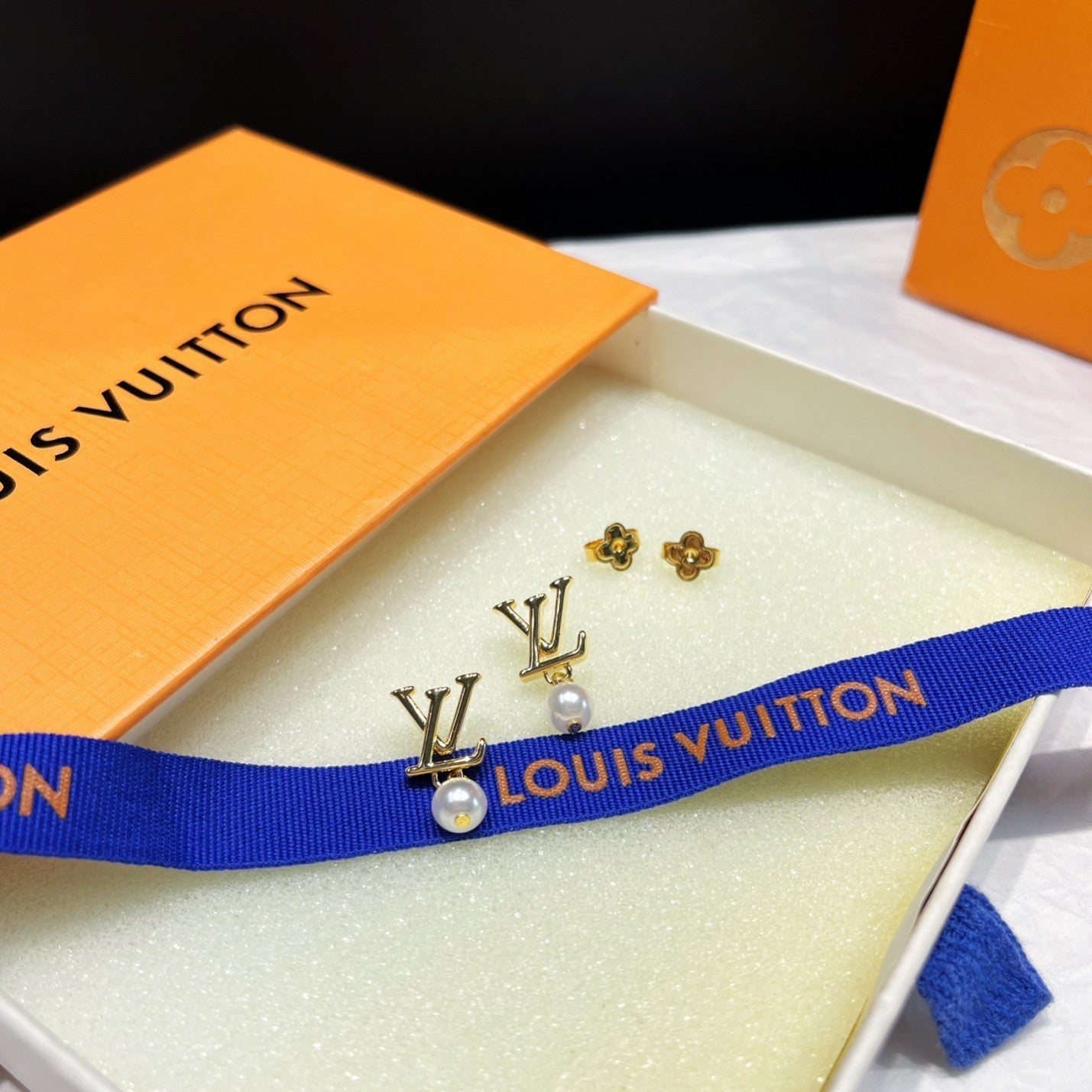 Parure de bijoux en perles avec logo iconique