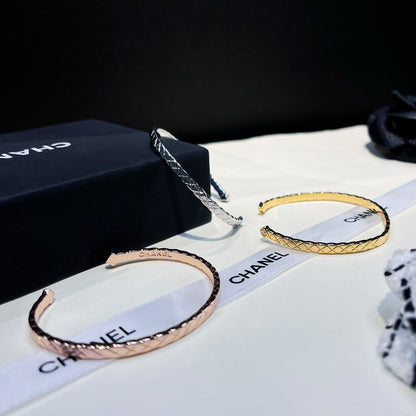 Brazalete Abierto con Diseño de Rombos Acolchados