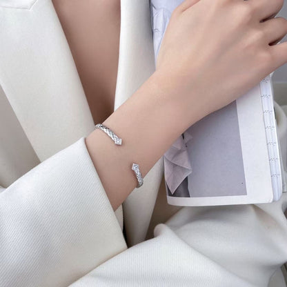 Brazalete Abierto con Diseño de Rombos Acolchados