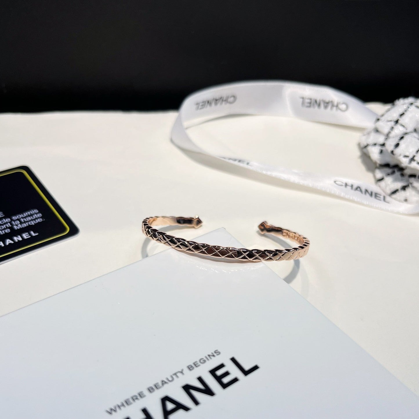 Brazalete Abierto con Diseño de Rombos Acolchados