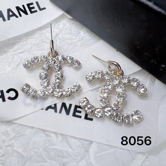 Pendientes y collar con logo de cristal de moda