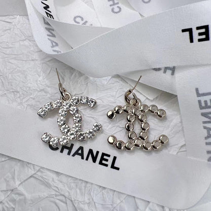 Pendientes y collar con logo de cristal de moda