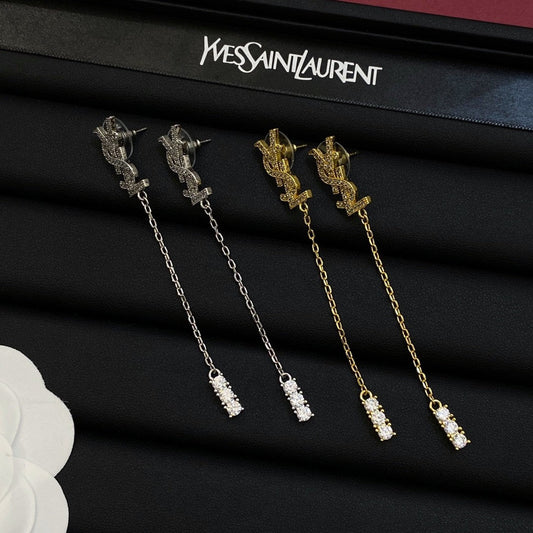 Pendientes largos de cristal con letras metálicas